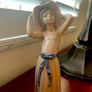 Lladró #5011 Coy - Girl with Hat